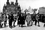 Ленин со своими боевыми командирами идет по Красной площади